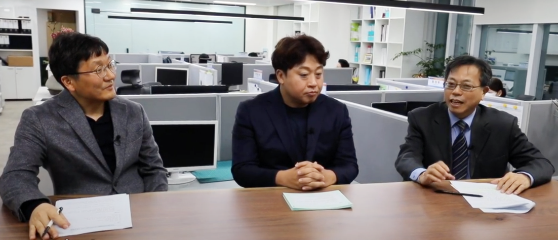 (왼쪽부터) 장홍성 AIIA 협회장, 허준 MC, 장병탁 서울대 AI연구원장 (사진: AIIA 유튜브 캡처)