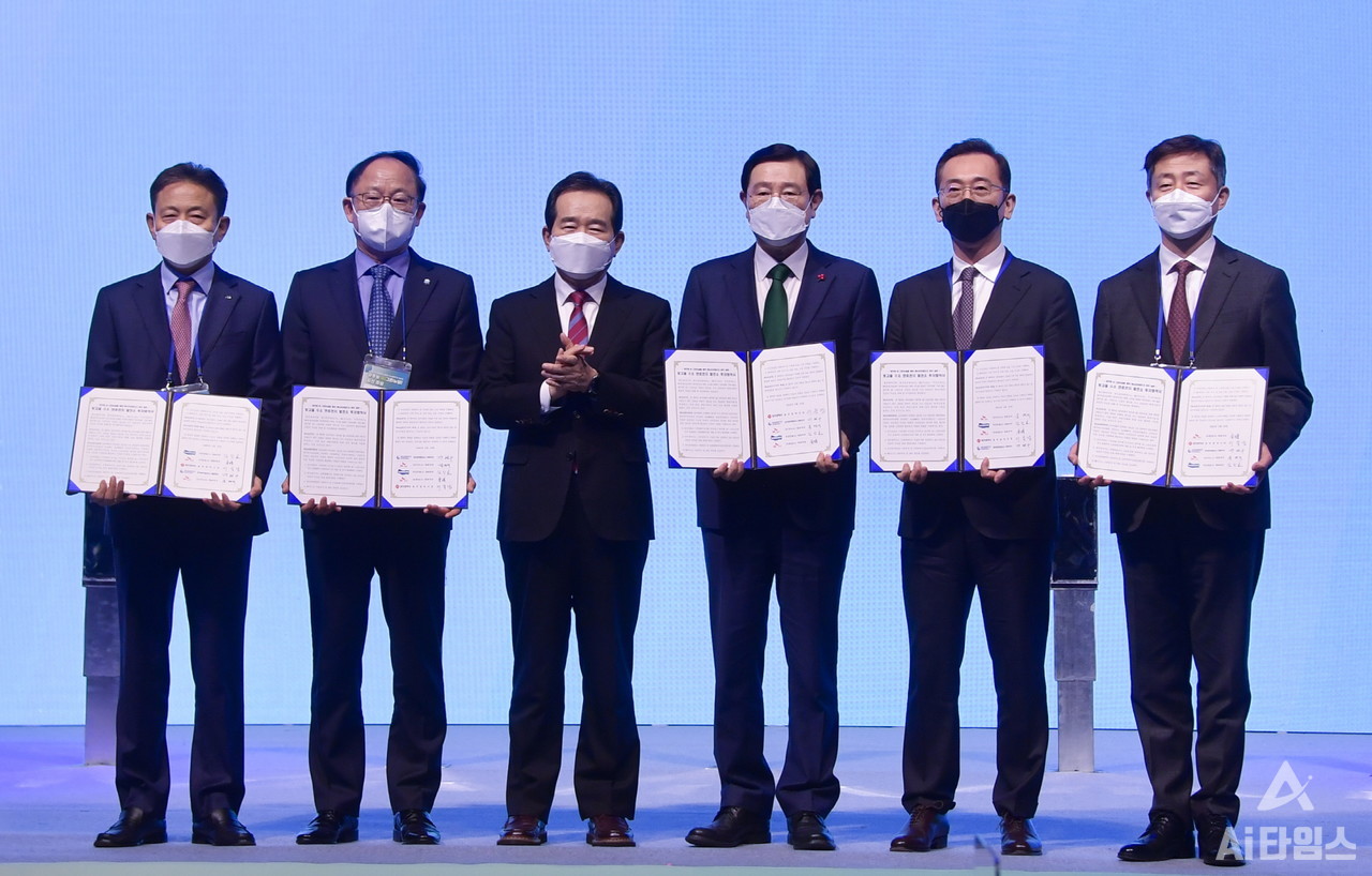 이용섭 광주광역시장이 지난 10일 서구 김대중컨벤션센터 다목적홀에서 열린 빛고을 수소연료전지발전소 투자협약 및 착수식에 참석해 한국중부발전, SK가스, 두산건설, SK증권과 빛고을 그린에너지발전소 건립을 위한 투자협약을 체결하고 있다. (사진=광주시 제공).