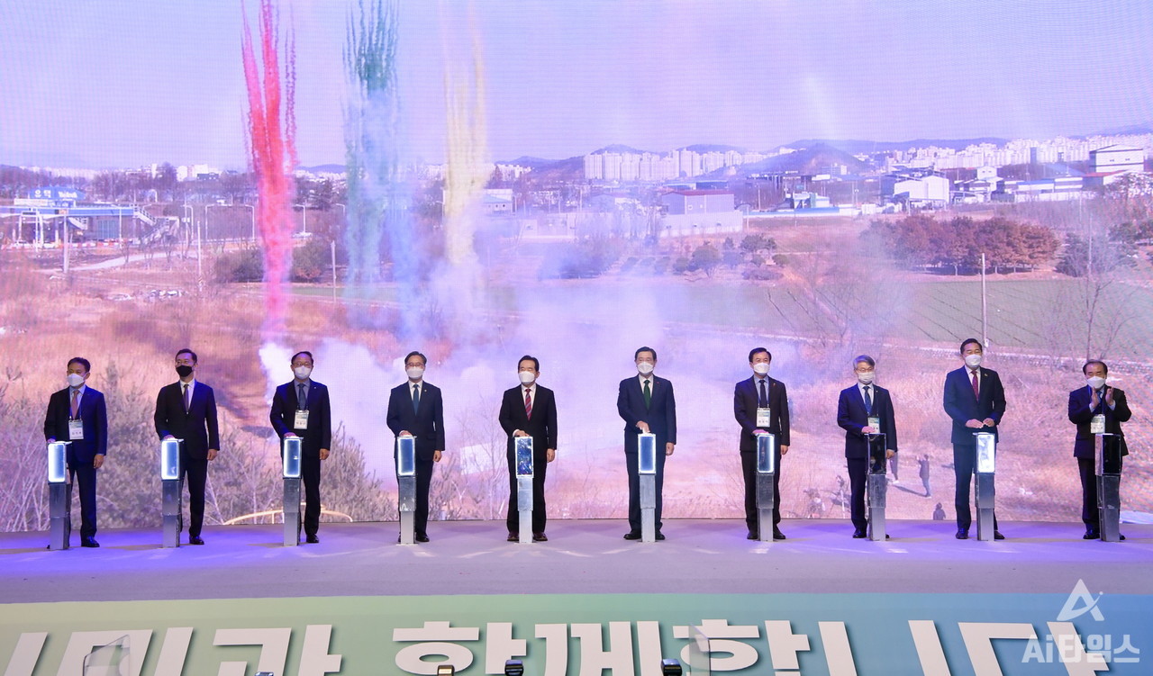 이용섭 광주광역시장이 지난 10일 서구 김대중컨벤션센터 다목적홀에서 열린 빛고을 수소연료전지발전소 투자협약 및 착수식에 참석해 정세균 국무총리, 김용집 광주시의회 의장, 장휘국 광주시교육감, 박형구 한국중부발전사장 등 내빈들과 착수식 퍼포먼스를 하고 있다. (사진=광주시 제공).