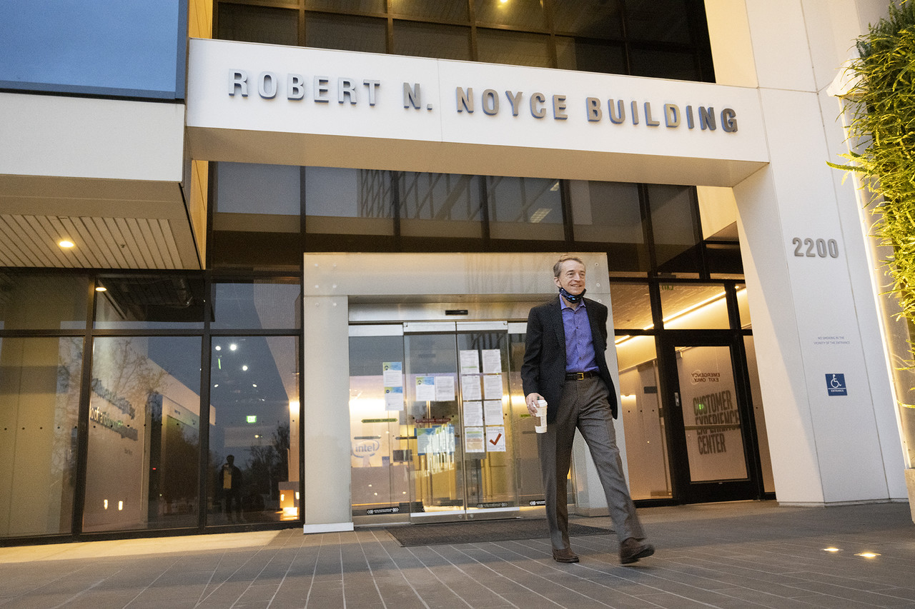 미국 캘리포니아주 산타 클라라에 위치한 인텔 본사에 출근한 팻 겔싱어 신임 CEO (사진=인텔)