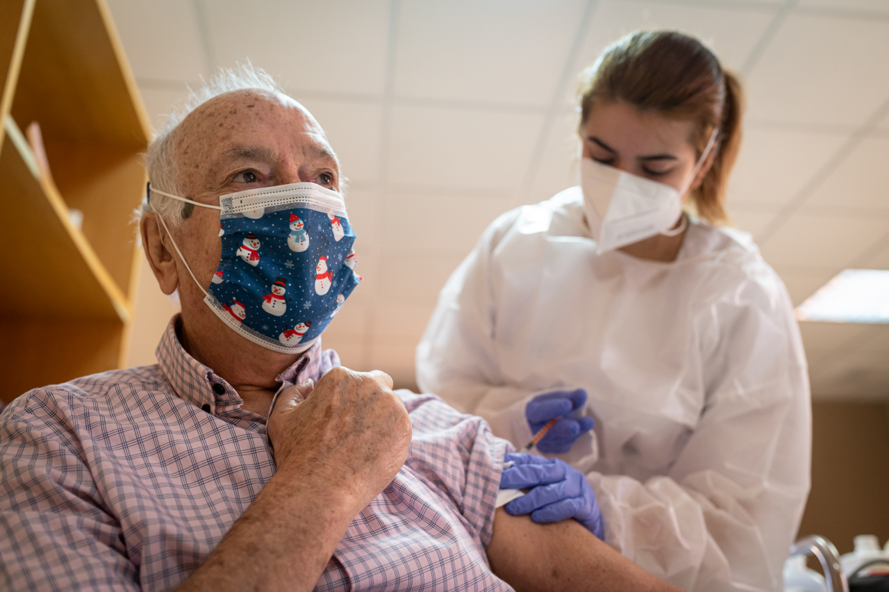 MIT 연구진이 개발한 시스템은 특히 고령층 환자를 대상으로 하는 코로나19 치료에 도움이 될 전망이다. (사진은 기사와 무관함) (사진=셔터스톡).