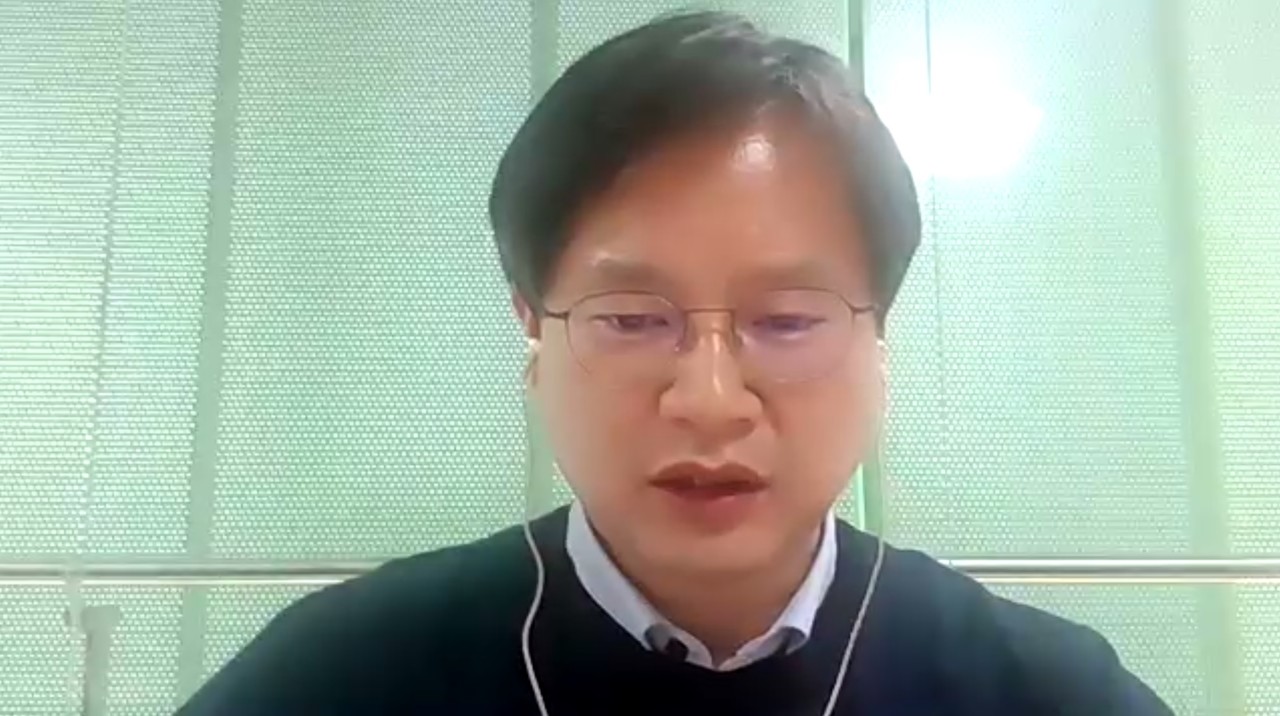 발표 중인 송대섭 네이버 정책연구실 이사
