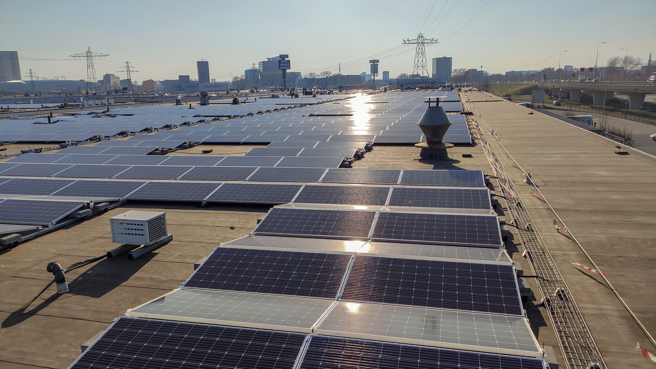 광주 제2순환도로 터널 지붕과 건물 옥상 등에 AI 기술이 접목된 태양광 발전소가 들어설 예정이다. 사진은 한 건물 옥상에 태양광 패널이 설치돼 있는 모습. (사진=셔터스톡).