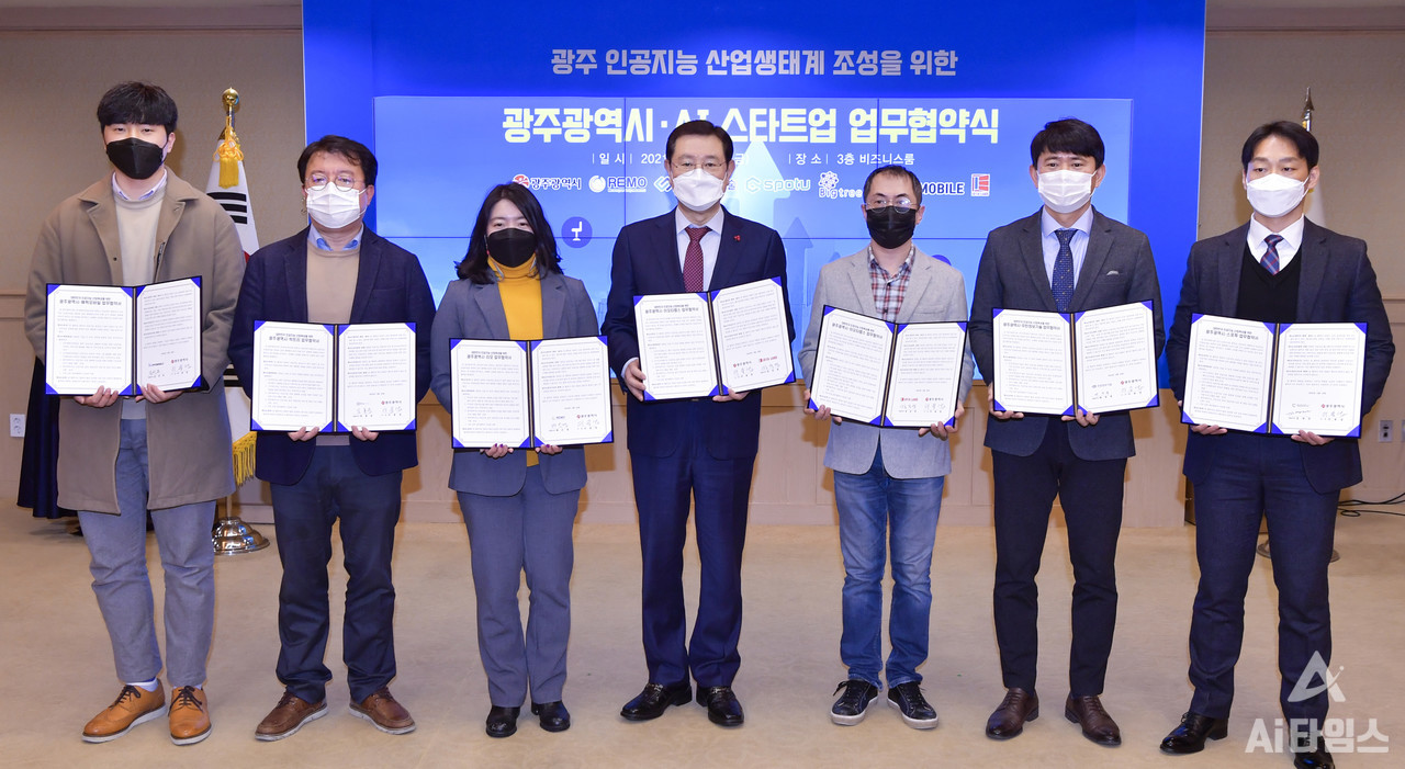 이용섭 광주광역시장이 19일 오후 광주시청 비즈니스룸에서 인공지능(AI) 스타트업인 ㈜리모, ㈜무한정보기술, ㈜빅트리, ㈜스포투, ㈜에픽모바일, ㈜이오타랩스와 광주형 인공지능 비즈니스 기반 조성을 위한 업무협약을 체결하고 있다. 왼쪽부터 김선호 ㈜에픽모바일 대표이사, 임홍순 ㈜빅트리 대표이사, 배은경 ㈜리모 대표이사, 이용섭 광주광역시장, 장준영 ㈜이오타랩스 대표이사, 배경록 ㈜무한정보기술 대표이사, 김영진 ㈜스포투 대표이사. (사진=광주시 제공).