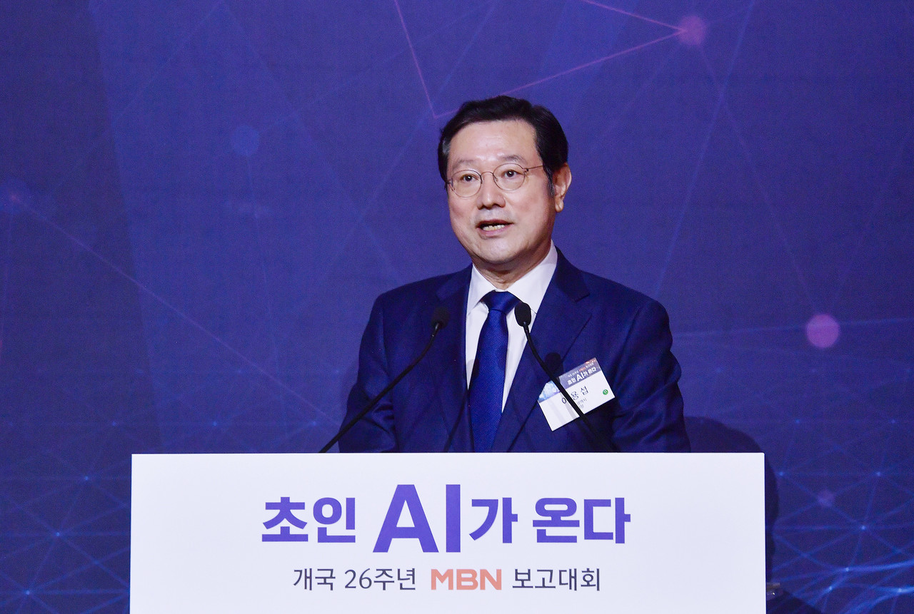 이용섭 광주광역시장이 지난해 11월 23일 오전 서울 롯데호텔 크리스탈볼룸에서 '초인 AI가 온다'를 주제로 열린 개국 26주년 MBN보고대회에 참석해 개회사를 하고 있다. 이날 이 시장은 “AI산업의 성공여부는 AI인재확보에 달려 있다”고 강조하며 실무형 인재양성을 위한 인공지능사관학교 운영 ▲전남대, 조선대, 호남대 등 지역대학의 AI대학 및 학과 개설 ▲석‧박사급 전문인재 양성을 위한 광주과학기술원 인공지능대학원 개원 등을 소개했다. (사진=광주시 제공).