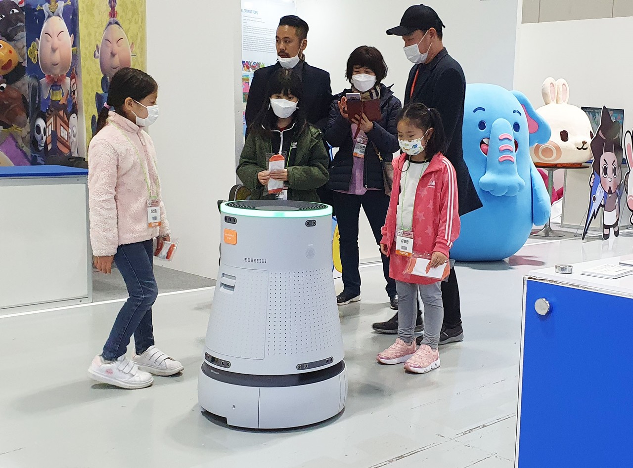 지난해 11월 김대중컨벤션에 열린 '2020 에이스페어'에서 제타뱅크가 시민들에게 처음 선보인 방역로봇 '제타봇'. 스스로 움직이며 전시장을 방역하는 로봇에 어른아이 할 것 없이 많은 시민들이 큰 관심을 보였다. (사진=제타뱅크 제공).