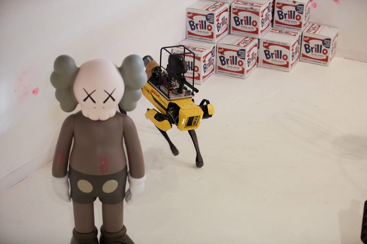 보스턴다이내믹스의 로봇 개 스팟이 스마트폰 원격조종에 따라 페인트를 쏘는 미술가로 태어난다. '스팟의 광란'이라는 이름의 미술 프로젝트를 기획한 MSCHF는 이를 위해 직접 스팟을 구입했다. 스팟의 가격은 약 7만5000달러(약 8300만원). (사진=MSCHF). 