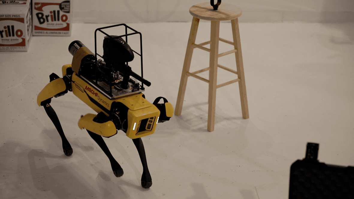 스팟이 원격조종에 따라 이리저리 움직이고 있다. (사진=MSCHF).