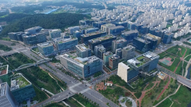 경기도 성남시 분당구 판교테크노밸리는 '한국판 실리콘밸리'로 평가받고 있다.  판교는 개발 계획을 완성하는데만 3년 가까운 시간을 할애할 정도로 단지 개발 전략을 촘촘히 계획했다.  기업들에게 부지를 저가로 분양했고, IT 융복합 R&D로 업종을 제한해 차별화를 뒀다. 양질의 일자리로 서울에 고급인력들을 확보해 2030세대가 몰리면서 수도권 2기 신도시 10곳 중 유일한 ‘자족 도시’로 성장했다. 경기도 성남시 분당구 판교테크노밸리 전경. (사진 = 경기도경제과학진흥원)