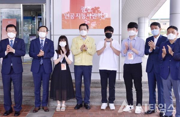 이용섭 광주광역시장이 지난 7월 2일 오전 북구 광주과학기술진흥원에서 열린 광주인공지능사관학교 개교식에 참석해 김동찬 시의회 의장, 문인 북구청장, 이두희 멋쟁이사자처럼 대표 등 내빈들과 기념촬영을 하고 있다. 광주시에 따르면 19일 기준 광주 인공지능사관학교 1기 수료생 155명 가운데 24명이 취업에 성공했다. 이 가운데 10명(41.7%)은 광주소재 기업, 14명(58.3%)은 타 지역 기업에 입사한 것으로 파악되면서, 졸업생 다수가 지역을 떠나간 것으로 파악됐다. (사진=광주광역시 제공).