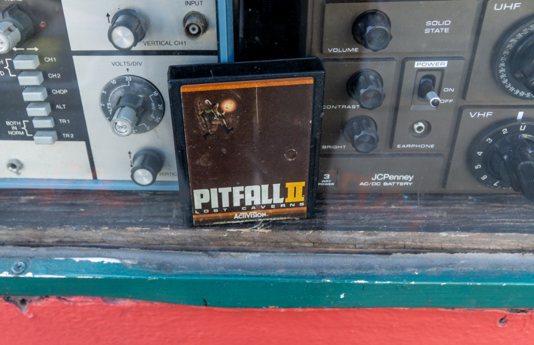 2019 년 8 월 미국 샌프란시스코 중고품 상점 창에 있는  Pitfall IIAtari 카트리지(사진=셔터스톡)