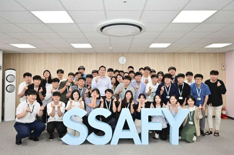 이재용 삼성전자 부회장이 지난 2019년 8월 광주 '삼성 청년 소프트웨어 아카데미(SSAFY)' 현장을 방문해 교육생들을 격려하고 기념촬영을 하고 있다.