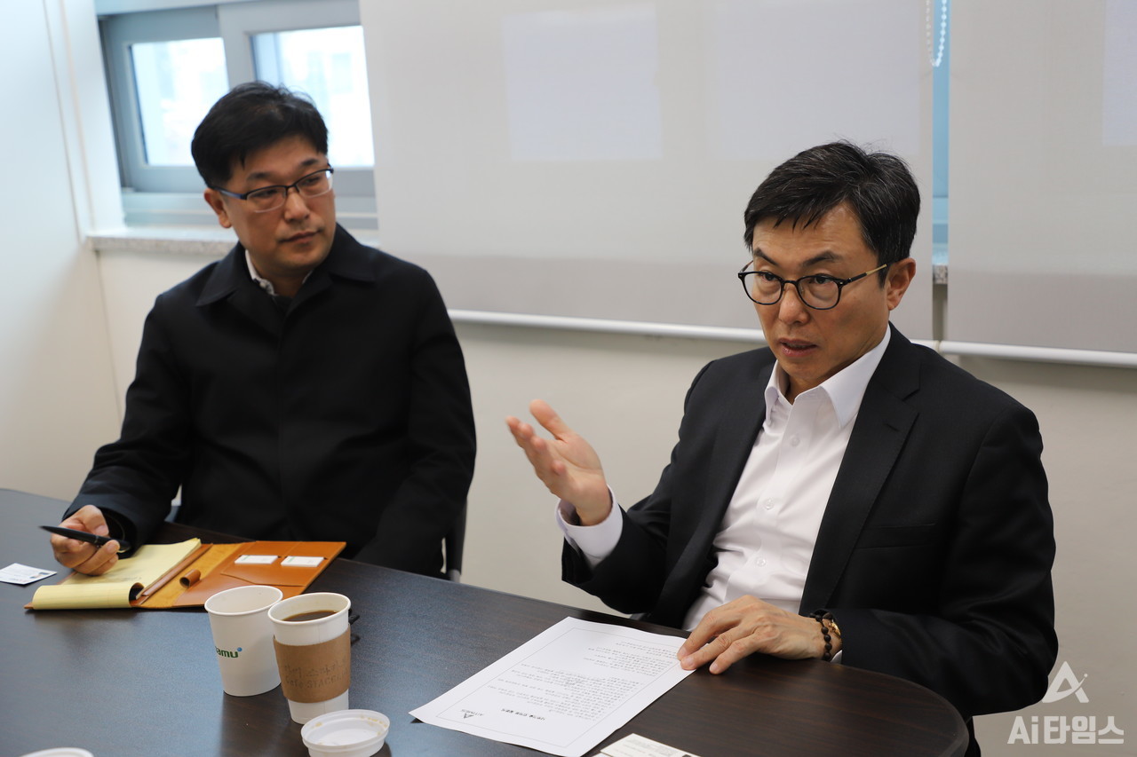 정철(오른쪽) 나무기술 대표가 김경우(왼쪽) 나무인텔리전스 대표와 회사를 오랫동안 유지하는 노하우에 대해 설명하고 있다. 