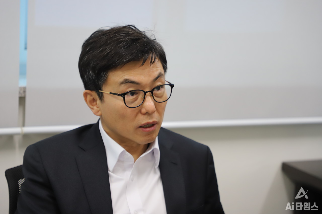 정철 나무기술 대표가 광주 나무인텔리전스 사무실에서 AI타임스와 인터뷰를 하고 있다. 나무기술은 가상화, 클라우드, AI 빅데이터, 5G네트워크 4가지 축을 주사업으로 하고 있다. 