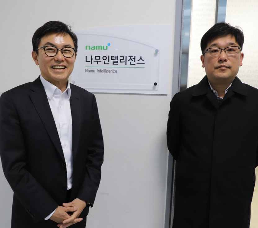 정철 나무기술 대표와 김경우(오른쪽) 나무인텔리전스 대표이사가 광주 아이플렉스에 위치한 사무실 앞에서 기념사진을 찍고 있다. 나무기술은 지난해 4월 말 인공지능중심도시 사업을 추진하고 있는 광주시와 업무협약을 체결하고 5월 나무인텔리전스 법인을 설립, 광주에 사무소를 개소했다.  