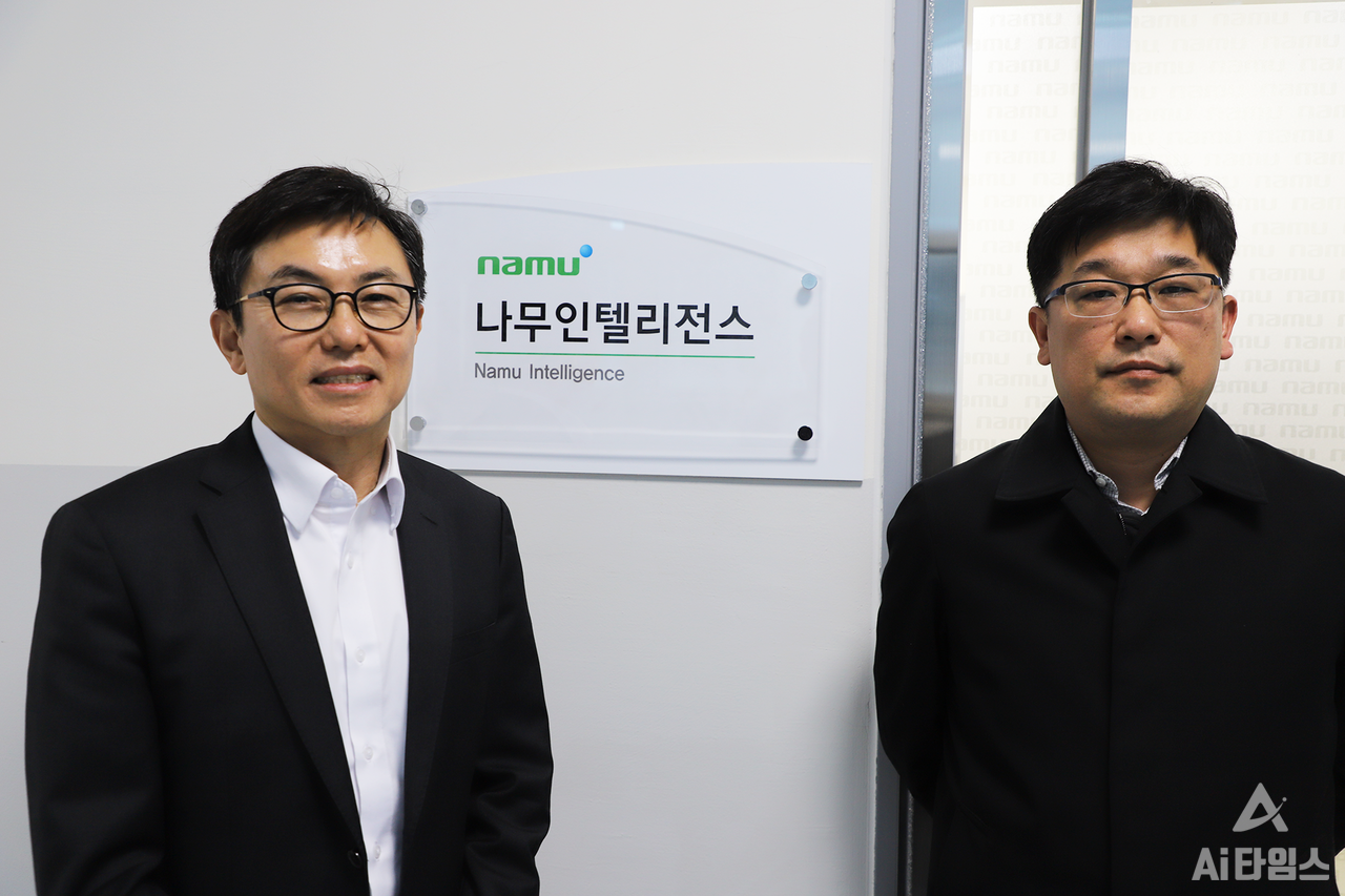 정철 나무기술 대표와 김경우 나무인텔리전스 대표 이사가 광주 사무소에서 기념 사진을 찍고 있다. 나무기술은 지난해 4월 28일 광주시와 AI 비즈니스 업무협약을 체결하고 광주 법인을 설립해 5월 28일 나무인텔리전스가 출범했다.   