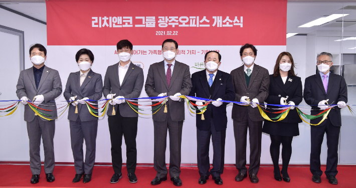 이용섭 광주광역시장이 지난 2월 서구 금화로 회재빌딩에서 열린 ㈜리치앤코 그룹 광주오피스 개소식에 참석해 ㈜리치엔코 한승표 대표이사, 양향자 국회의원, 관련 기관 대표 등과 테이프를 커팅하고 있다. (사진=광주시 제공).