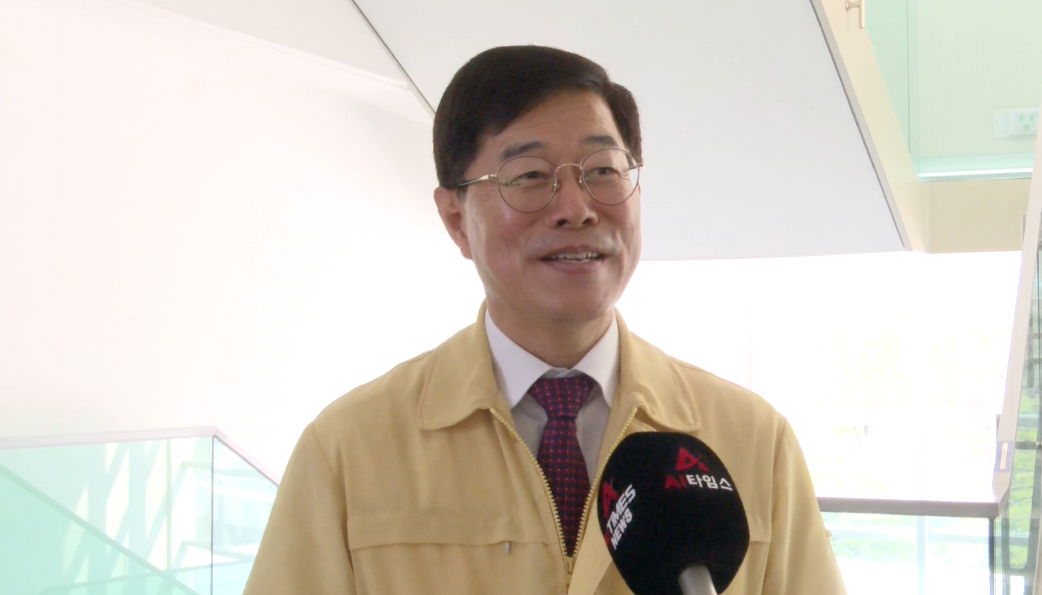 손경종 광주광역시 인공지능산업국장은 9일 화요간부회의에서 '앱 활용'과 '페이퍼리스'에 앞장서겠다고 밝혔다.