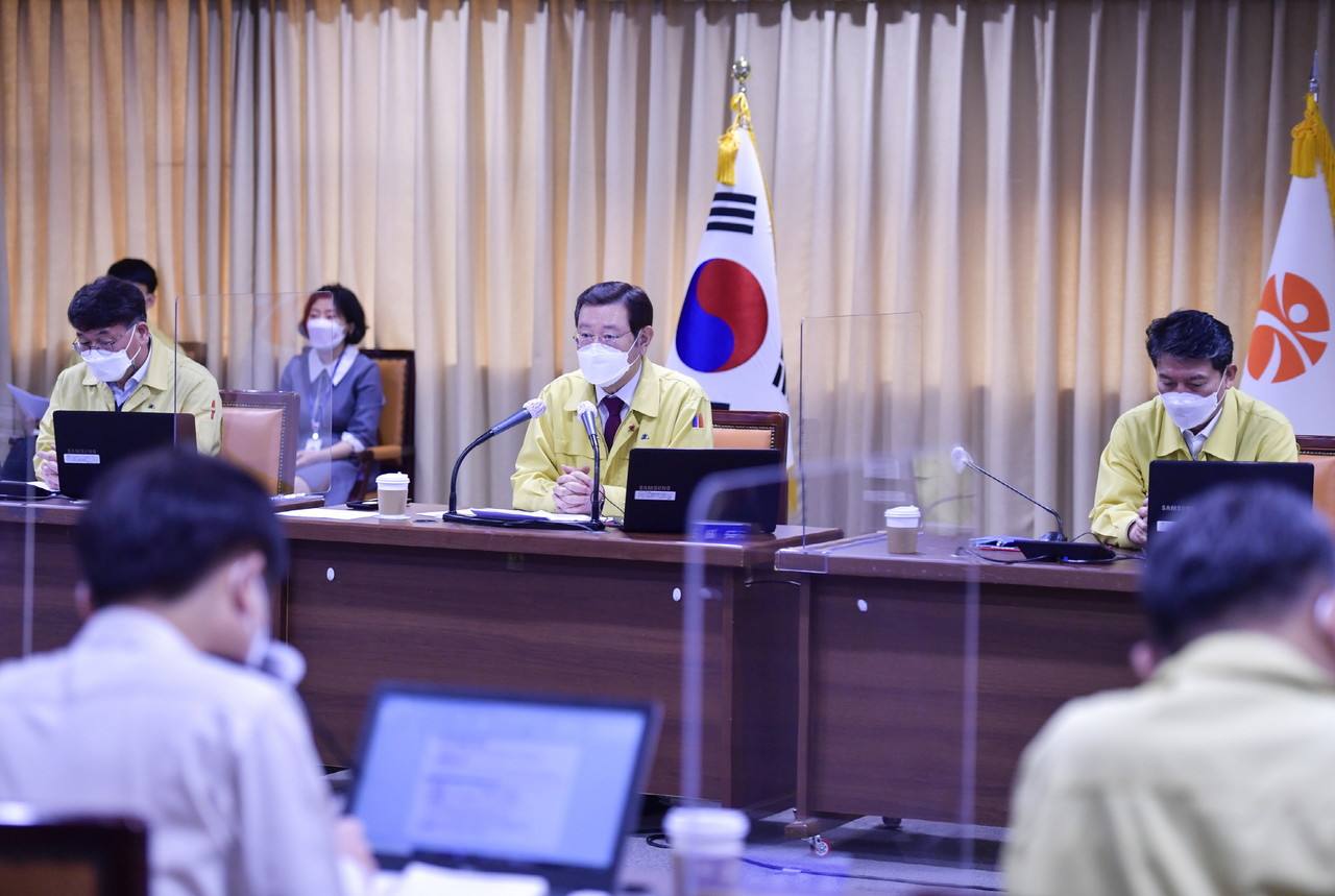 이용섭 광주광역시장이 9일 오전 시청 중회의실에서 열린 화요간부회의를 주재했다. 이날 회의는 '버려야 할 일'을 보고하는 이색적인 방식으로 진행됐다. (사진=광주광역시 제공).