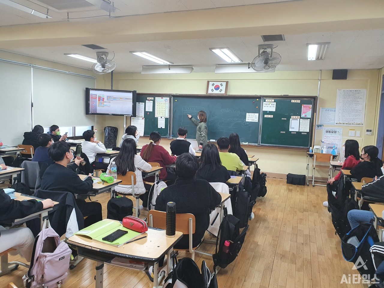 SW‧AI 교육을 맡고 있는 김권예소 정보교사가 양산중학교 1학년을 대상으로 코딩 수업을 진행하고 있는 모습. (양산중 제공).