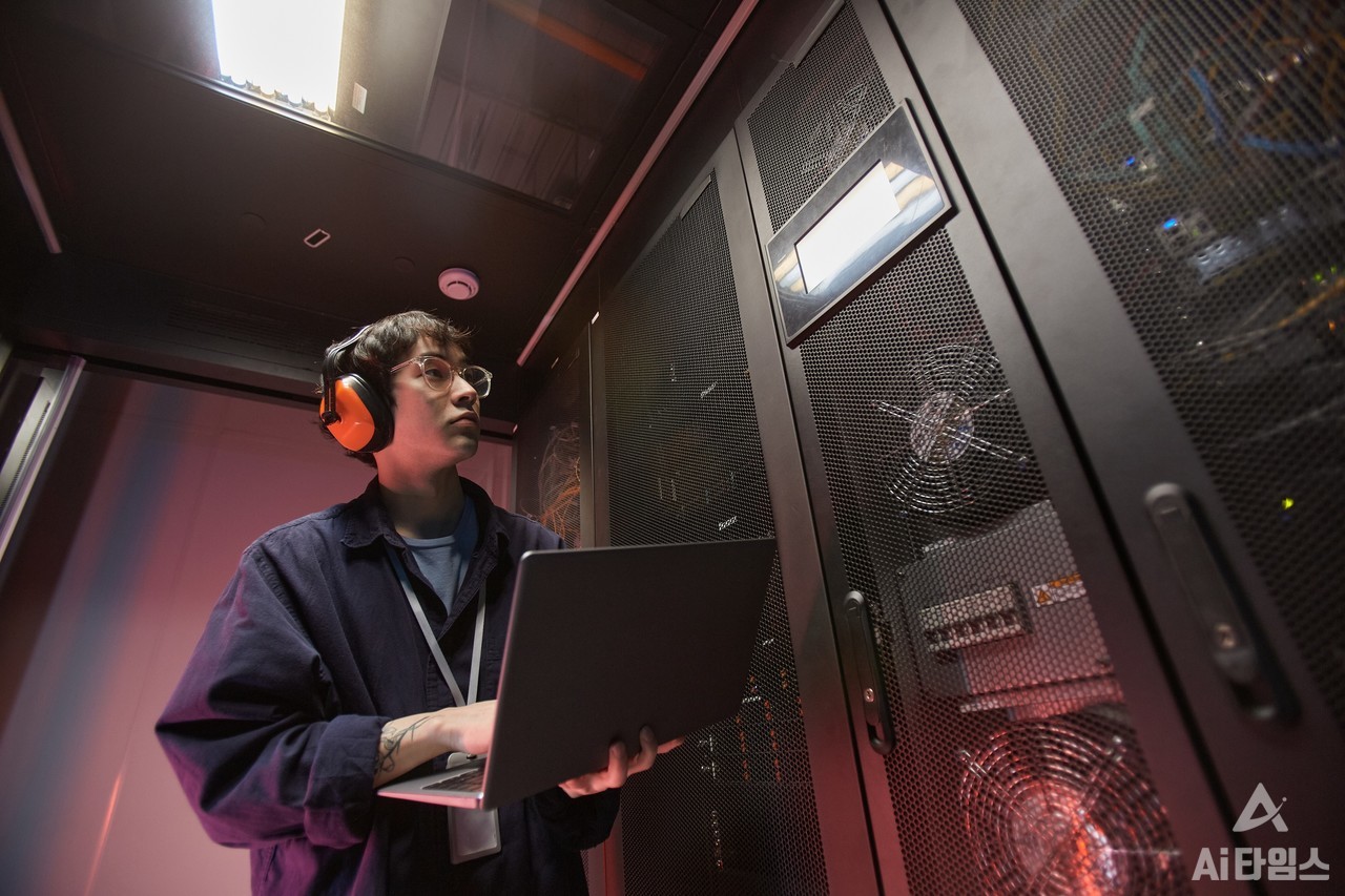 광주 인공지능 데이터센터의 정식 운영이 한 달 앞으로 다가왔다. '국가인공지능융복합단지 조성' 사업(AI 집적단지 산업)의 핵심 축으로 꼽히는 슈퍼컴퓨터가 정식 가동되기 때문에 기업‧학계 등 기대감이 고조되고 있다. 사진은 한 개발자가 슈퍼컴퓨터 네트워크를 점검하는 모습. (사진=셔터스톡).
