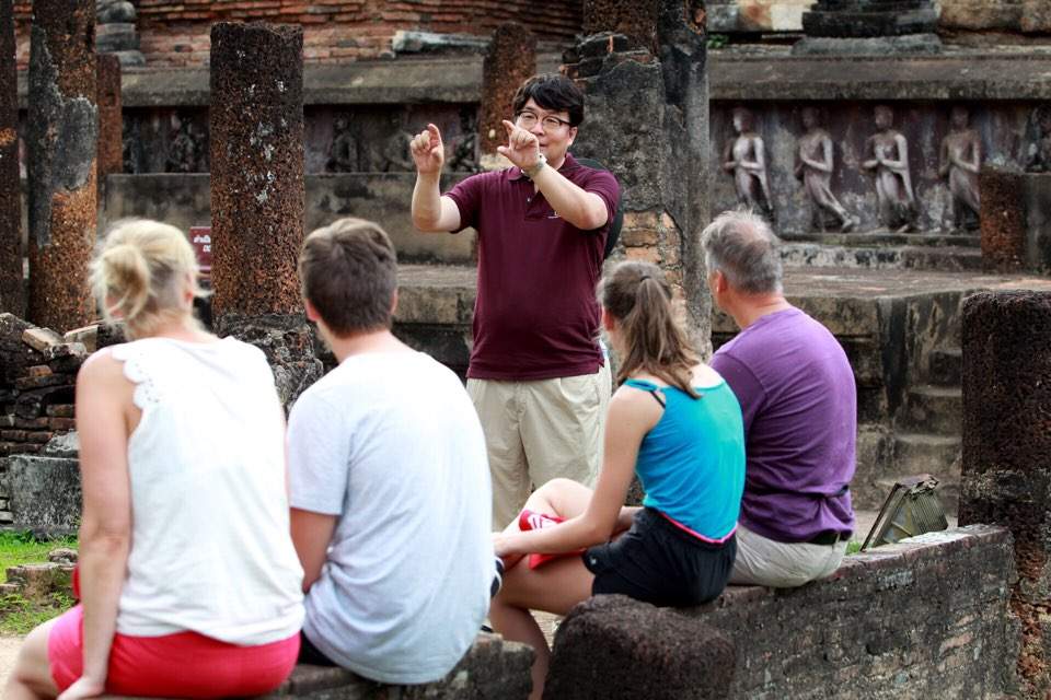 동남아 유네스코 세계문화유산 유적지 현장에서 외국인들을 대상으로 디지털 복원에 대해 설명하고 있는 박진호 소장. (사진= 문화유산기록보존연구소(HDAC) 제공).