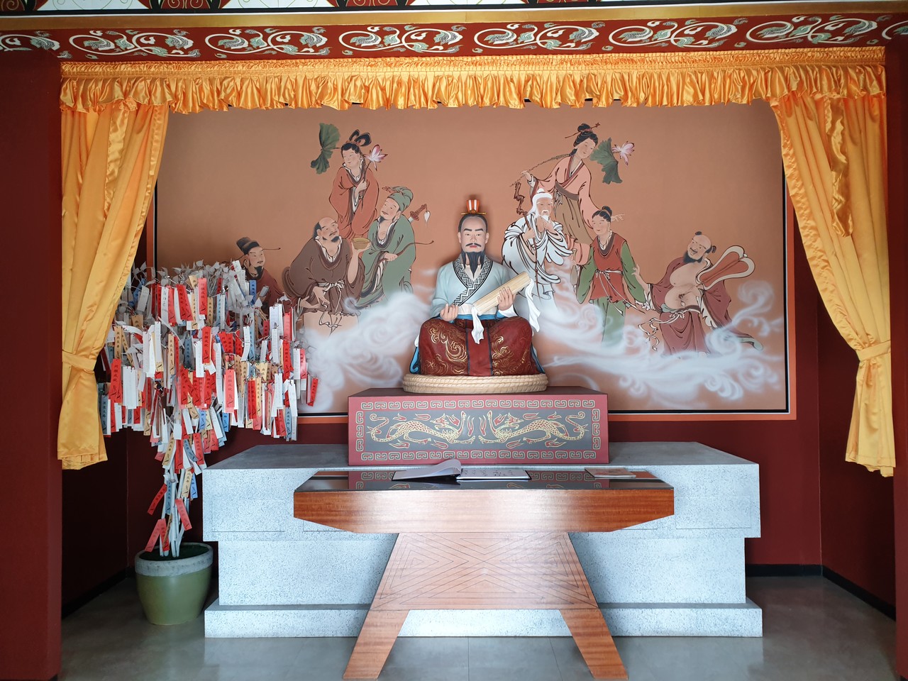 제주도 서복박물관에 있는 서복(徐福) 상(像). 서복은 실제 역사적으로 존재했던 인물이었으며 진나라 진시황제의 명령을 받고 불로초를 구하기 위해 실제 중국을 출발해 제주도까지 이르기도 했다. (사진=박진호 제공).