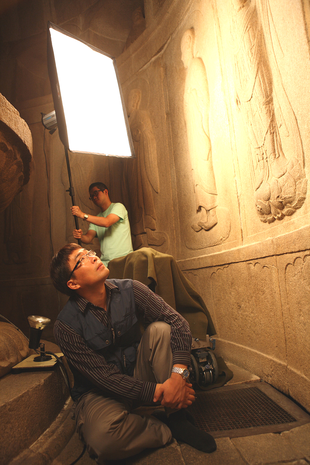 석굴암 디지털 프로젝트 수행을 위해 실제 경주 석굴암 내부를 둘러보고 있는 박진호 소장. (사진=박진호 제공).