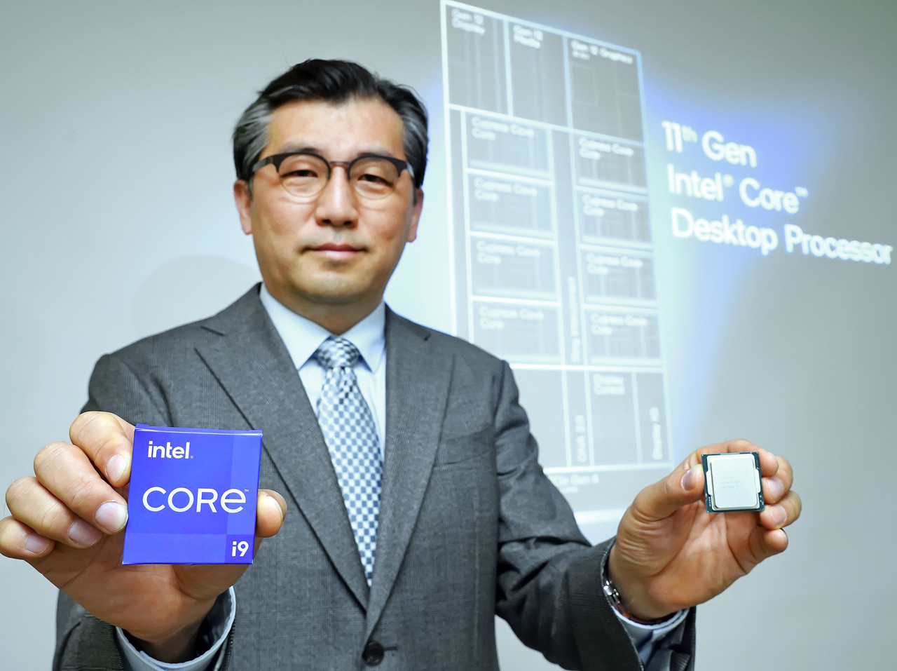 이주석 인텔 코리아 전무가 새로운 인텔 11세대 프로세서를 들고 있다. (사진=인텔)
