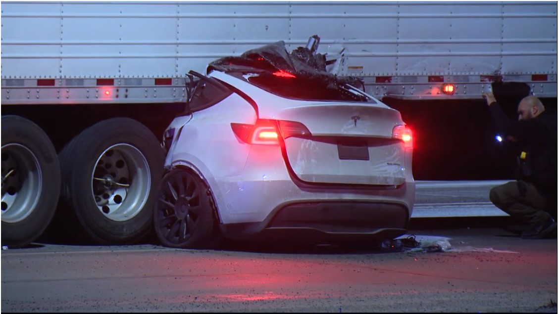 지난 11일(현지시간) 미 미시건주 디트로이트시에서 발생한 테슬라 차량 교통사고. 당시 운전자는 모델 Y를 운전 중이였고, 자율주행기능인 오토파일럿을 가동한 것으로 알려졌다. (사진=Fox News). 