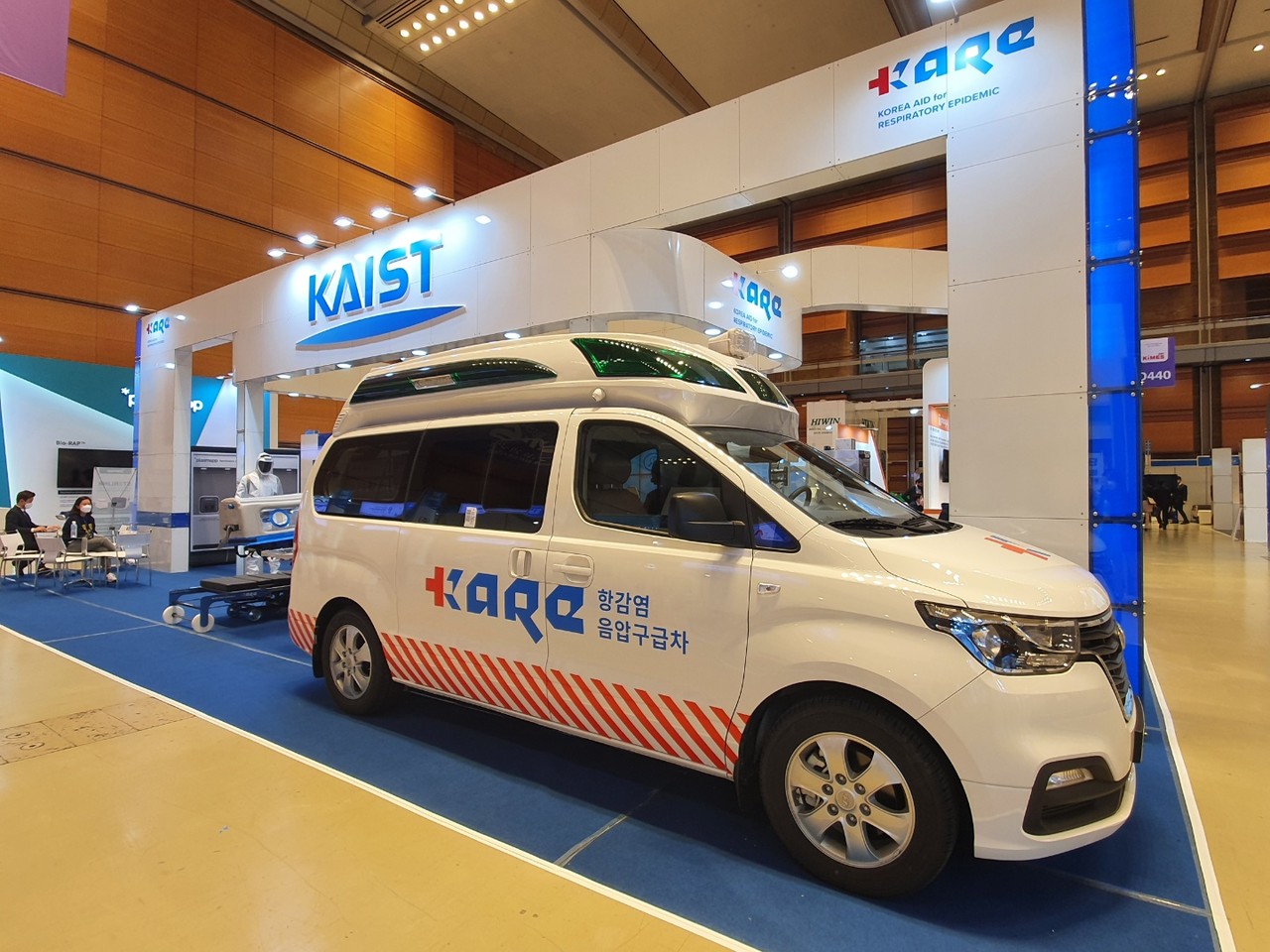 카이스트의 코로나19 특별 부스 앞 항감염 응압 구급차 모습(사진=박성은 기자)