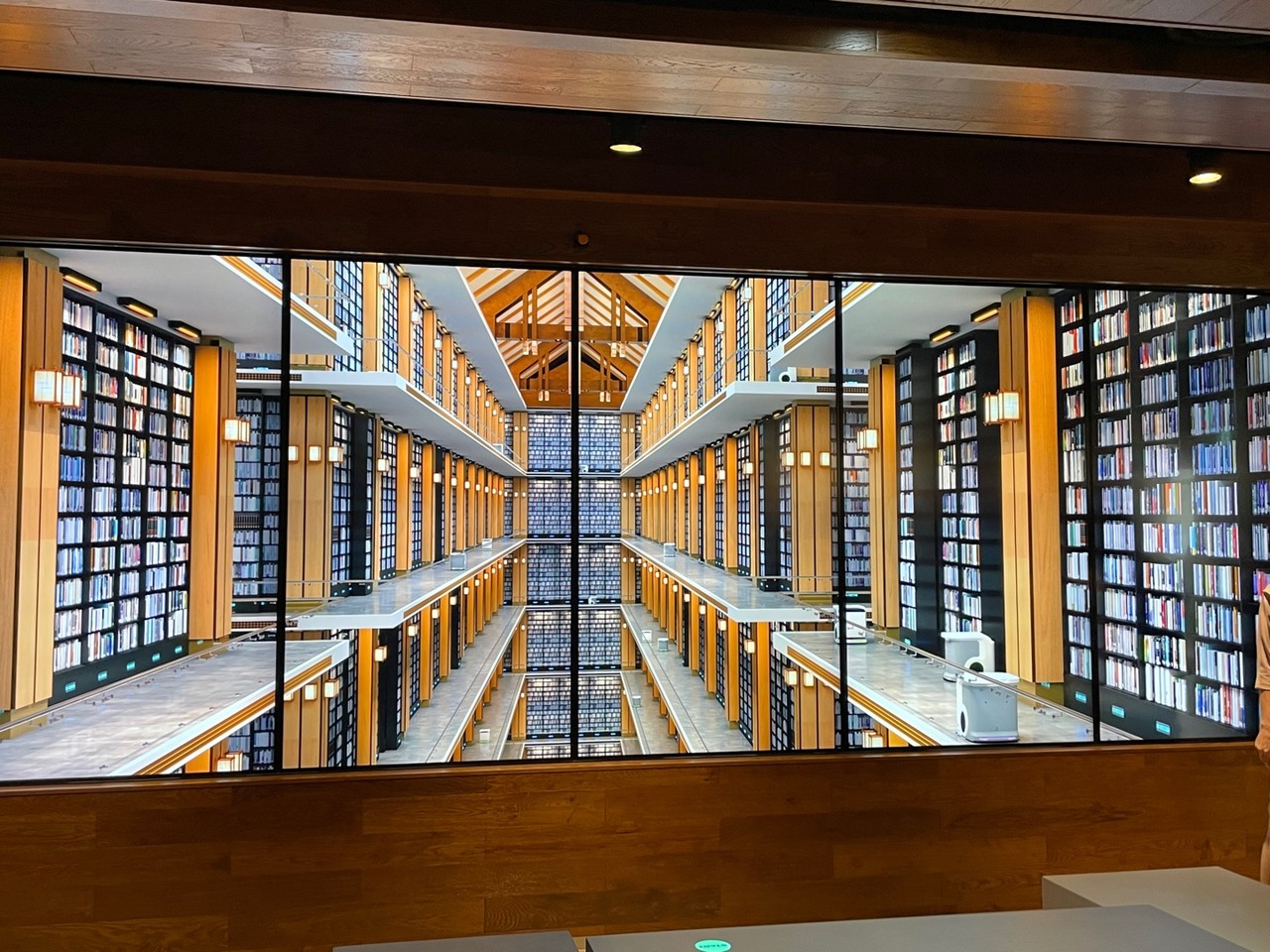 국립중앙도서관 '수장고' 현재와 미래 구현한 대형 스크린 (사진=이하나기자)