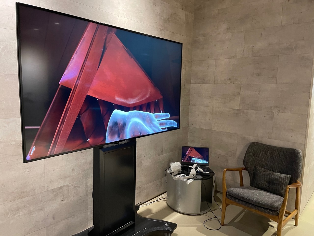 '실감서재' 바로 입구에 배치된 VR 도서관을 경험할 수 있는 1인 부스로 화면을 통해 고글을 쓰면 보이는 VR 배경, 책 등을 함께 볼 수 있다. (사진=이하나 기자)