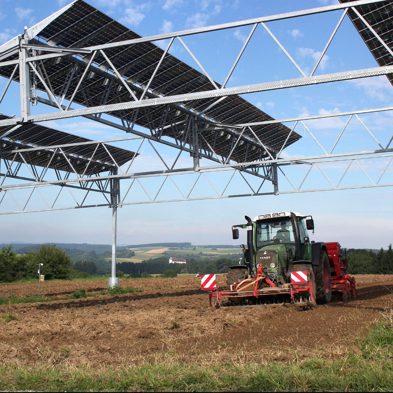 프라운호퍼는 영농형 태양광을 통해 비옥한 농지를 유지하면서 발전 사업도 병행할 수 있다고 밝혔다. (사진=프라운호퍼 홈페이지).