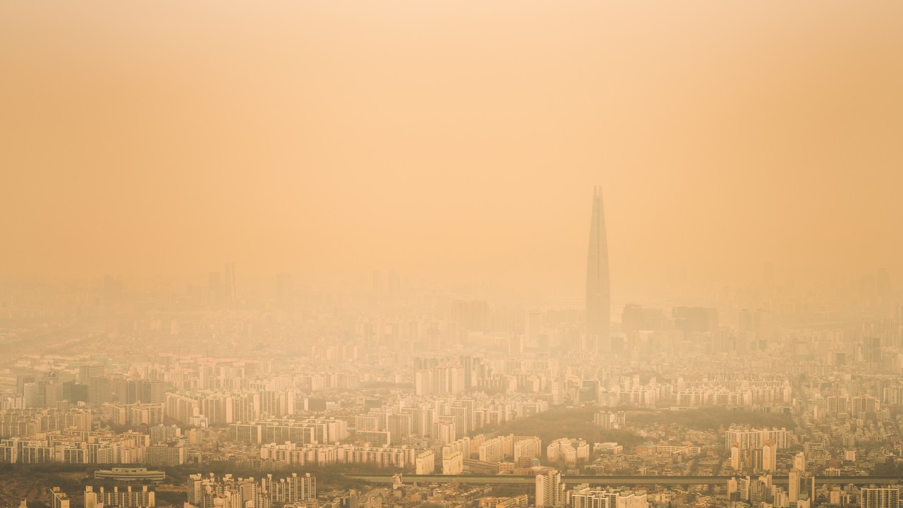 기상청은 29일 오전 수도권을 비롯한 전국 15개 시·도에 황사 위기경보를 발령했다. 이번 황사는 중국과 몽골 사막 등지에서 북서풍을 타고 우리나라를 강타한 것으로 지난 2016년 이후 최고치를 기록하고 있다. (사진=셔터스톡). 