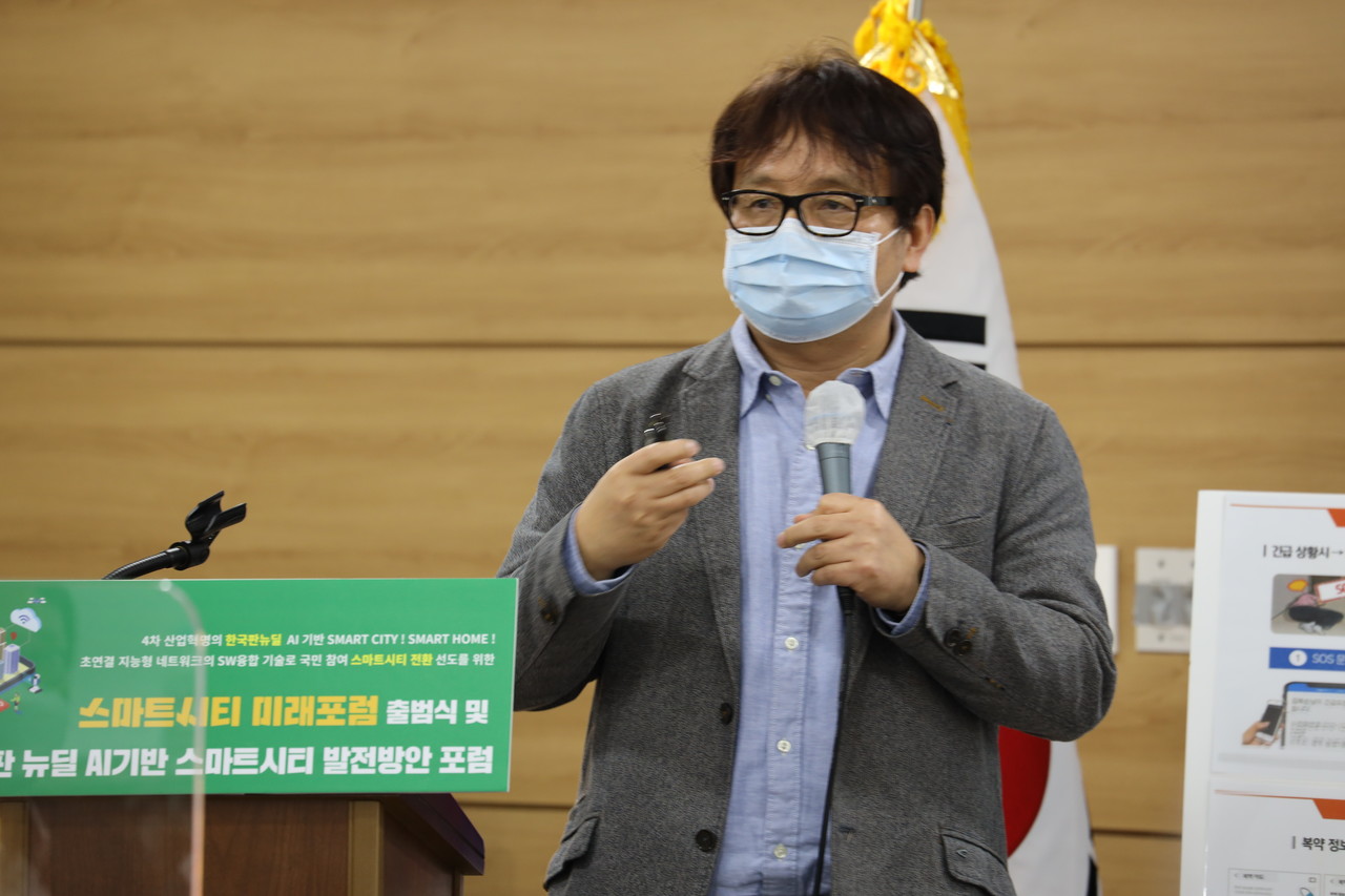 김정곤 SH서울주택도시공사 스마트시티 사업단장은 26일 광주시의회 대회의실에서 열린 스마트시티포럼 출범식에서 "탄소중립을 성공적으로 실현하려면 스마트시티에 대한 논의가 활발하게 이뤄져야 된다"고 말했다.