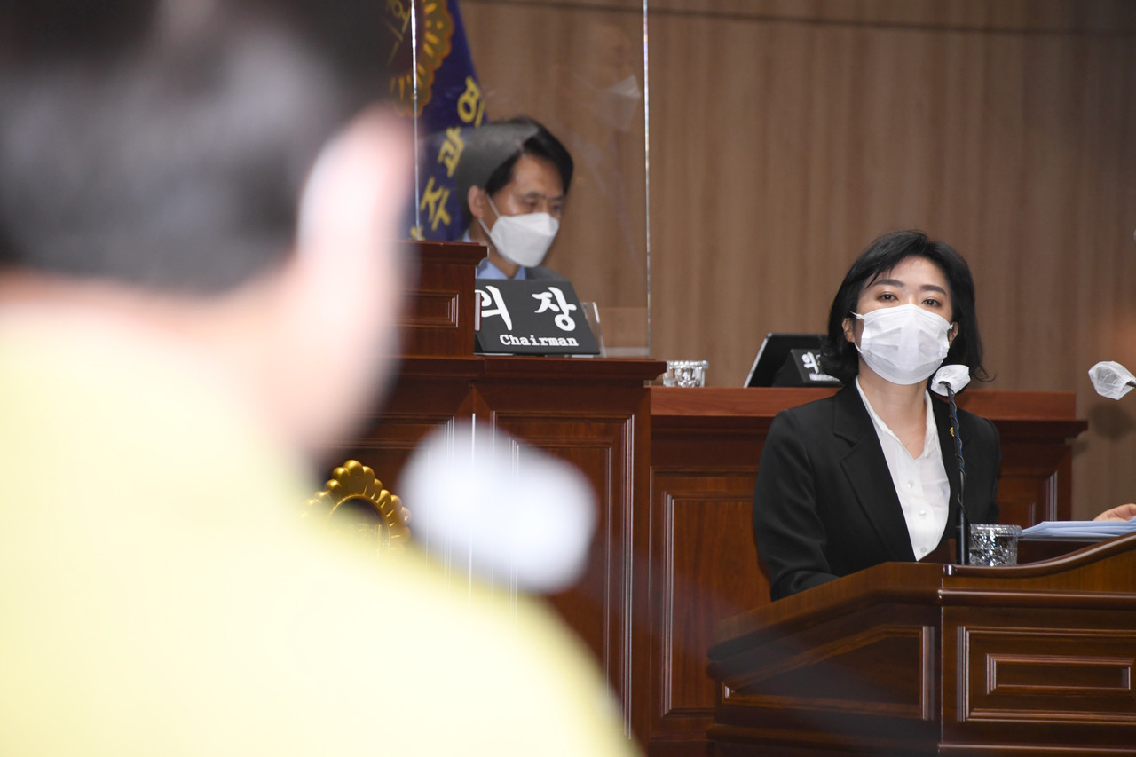 신수정 광주시의원이 30일 광주시의회 임시회에서 시정질문을 진행하고 있다. (사진=광주시의회 제공).