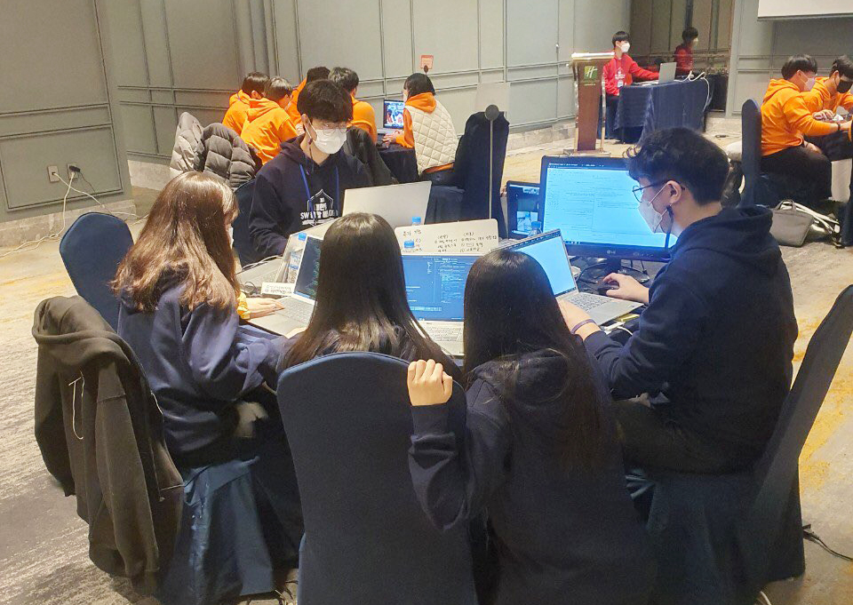 광주 인공지능사관학교 학생들이 해커톤 대회에 참가하고 있다. (사진=광주시 제공).