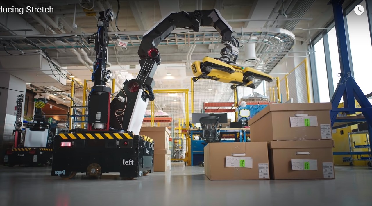 보스턴다이내믹스가 공개한 하역로봇 '스트레치'가 개를 닮은 로봇인 '스팟'을 가볍게 들어올리고 있다. (사진=보스턴다이내믹스 유튜브)