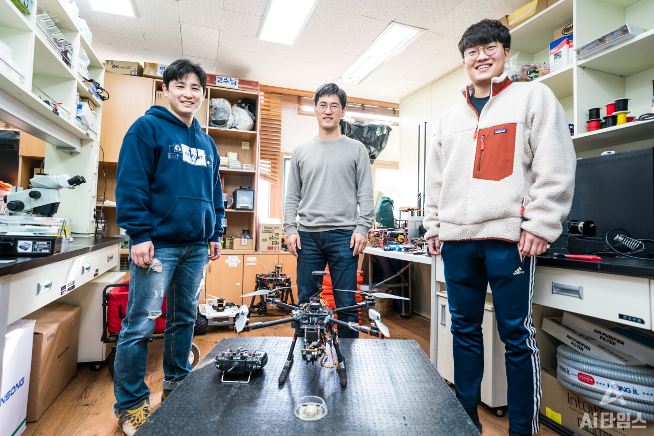 이동하는 차량에 드론이 자동 착륙하는 기술을 개발한 지스트(GIST) 연구팀. 왼쪽부터 임정근 학생, 이종호 교수, 이태연 학생. (사진=지스트 제공).