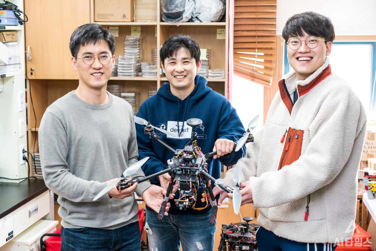 이동하는 차량에 드론이 자동 착륙하는 기술을 개발한 지스트(GIST) 연구팀. 왼쪽부터 이종호 교수, 임정근 학생, 이태연 학생. (사진=지스트 제공).