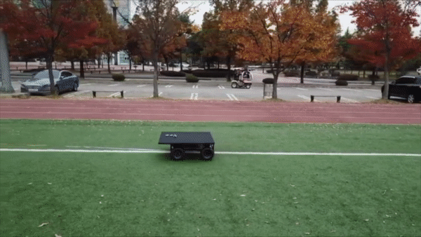 드론이 움직이는 지상이동체 위에 설치된 반구형 적외선 마커를 인식해 이동하는 차량 위에 착륙하는 실험 장면(측면 촬영 영상). (영상=지스트 제공).