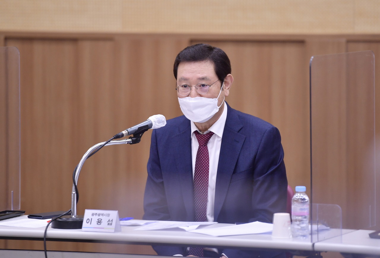 이용섭 광주광역시장이 지난달 25일 오전 서구 김대중컨벤션센터에서 열린 문화예술미래위원회 전체회의에 참석해 회의를 주재하고 있다. (사진=광주시 제공).
