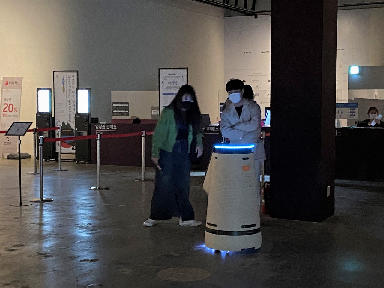 전시관을 찾은 시민들이 로봇의 여러 기능을 확인하며 즐거워 하는 모습. (사진=박혜섭 기자). 