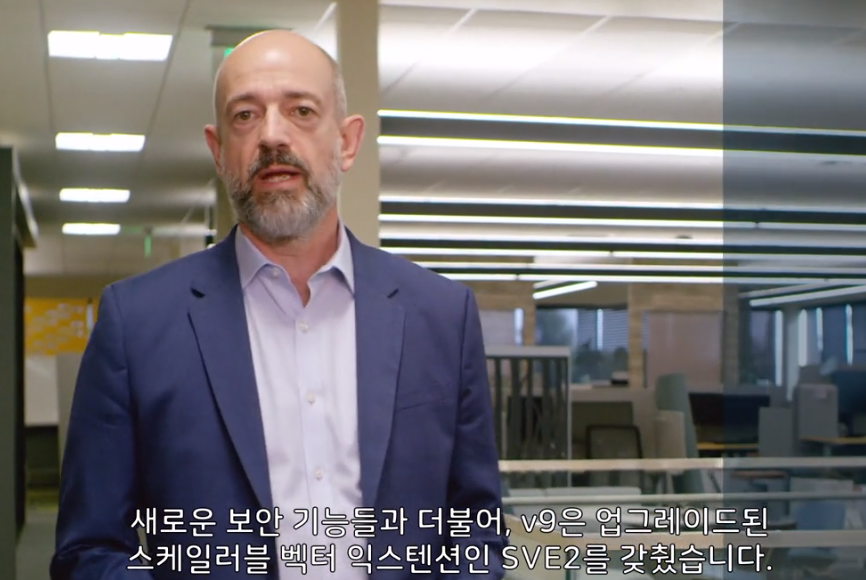 Armv9의 보안·AI 성능을 강조하는 사이먼 시거스 Arm CEO (사진=Arm)