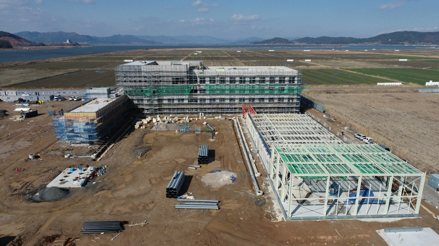 고흥 드론특화 지식산업센터 건립에 198억 원을 투입해 드론기업 입주 공간, 창업지원 공간, 기업지원시설 등 드론산업 클러스터 전초기지를 마련, 드론 관련 비즈니스 환경을 조성하고 있다. 전라남도는 2일 육군 교육사령부와 ‘차세대 드론 산업 협력체계 구축’을 위한 업무협약을 체결하고 올해 하반기 완공 예정인 드론 특화 지식산업센터에 드론봇 협력 사무소를 설치하기로 했다.