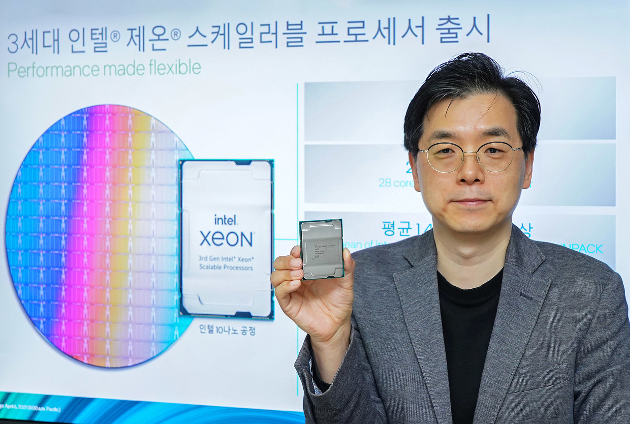 3일 간담회 연사를 맡은 나승주 인텔코리아 상무가 3세대 제온 CPU를 들고 있다. (사진=인텔)