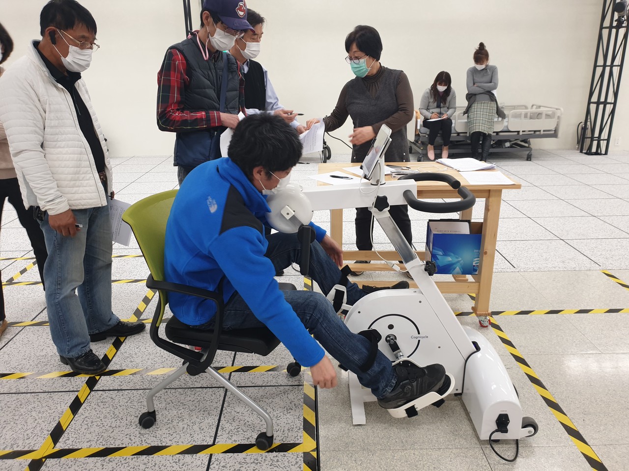 지난해 10월 광주테크노파크에서 실시한 (주)싸이버메딕의 실증테스트 현장. 참여를 원하는 일반 시민을 모집해 직접 기업제품을 체험해보는 자리였다. (사진=광주테크노파크 제공).