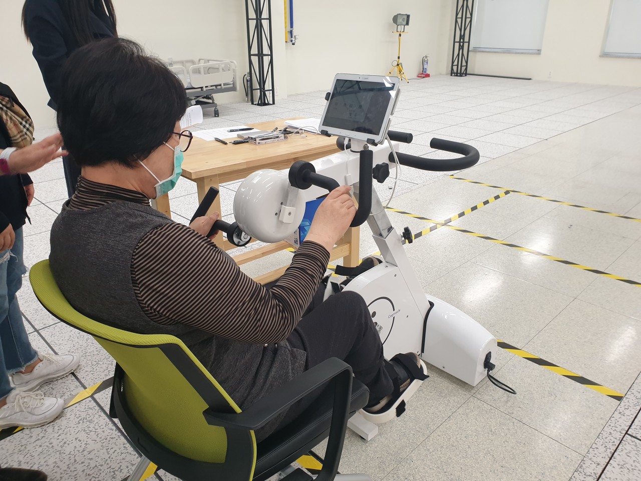 지난해 10월 광주테크노파크에서 실시한 (주)싸이버메딕의 실증테스트 현장. 참여를 원하는 일반 시민을 모집해 직접 기업제품을 체험해보는 자리였다. (사진=광주테크노파크 제공). 