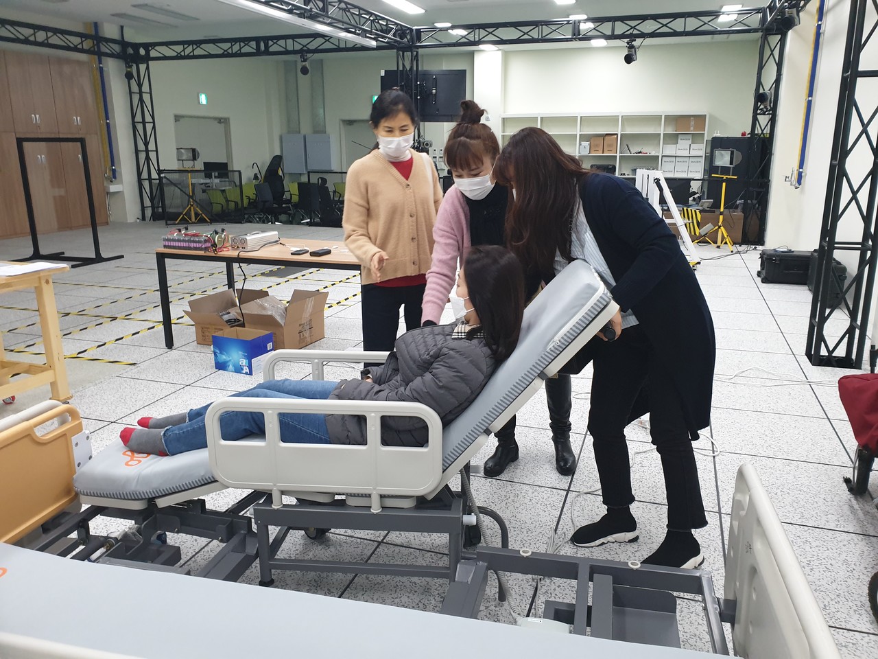 지난해 10월 광주테크노파크에서 열린 (주)옵토닉스의 제품 실증 테스트 현장. 옵토닉스는 거동이 불편한 환자를 위해 분리 가능한 이동형 전동침대를 개발하는 기술을 보유한 기업이다. (사진=광주테크노파크 제공).